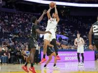 球速体育- 圣安东尼奥马刺训练开放日，关键时刻临场应变引欢呼，CBA季后赛在即，团队化学反应显著