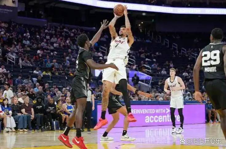 圣安东尼奥马刺训练开放日,关键时刻临场应变引欢呼,CBA季后赛在即,团队化学反应显著 圣安东尼奥马刺训练开放日,关键时刻临场应变引欢呼,CBA季后赛在即,团队化学反应显著