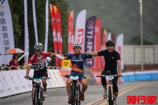 自行车巡回赛上演强强对话，东海貔貅队鏖战天山灰熊队，多点开花奏效；临场应变见真章(中秋节骑行活动)